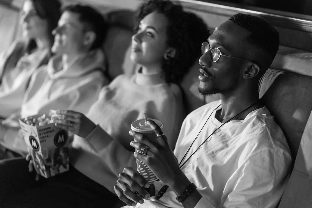 Amigos em noite de cinema em casa com pipoca
