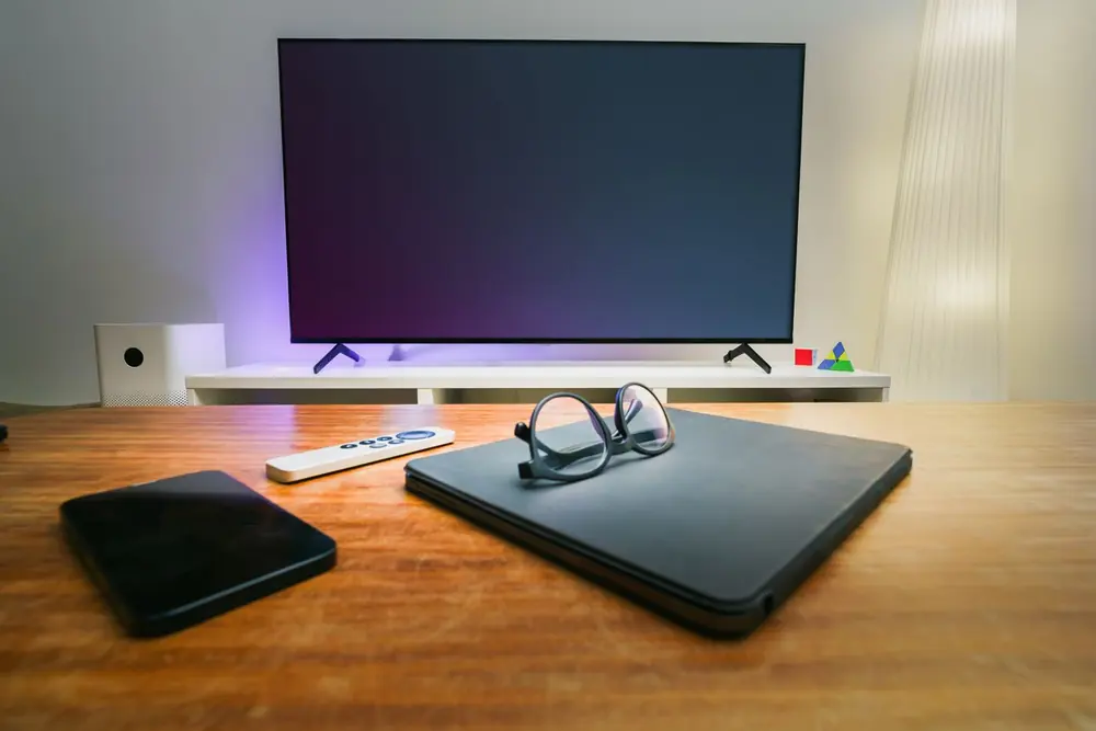 Televisor moderno em sala clara com aparelho de streaming conectado