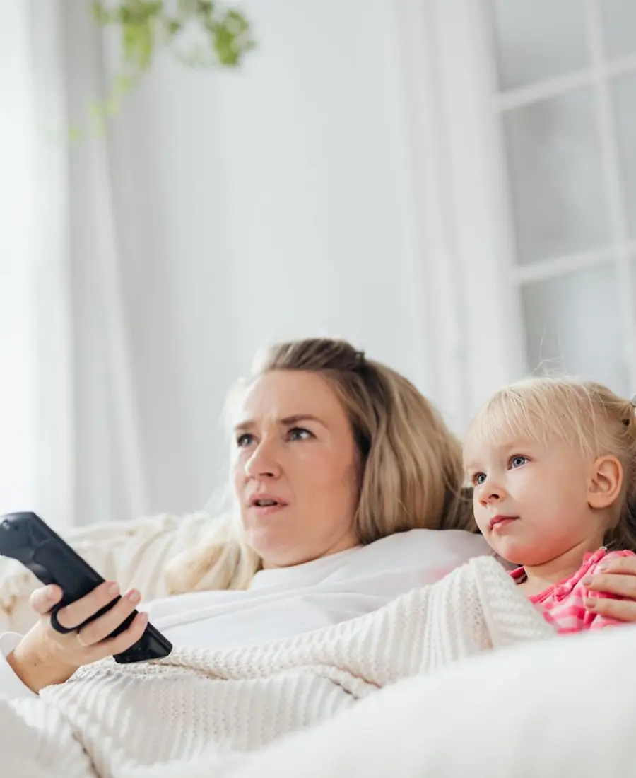 Mulher com controle na mão avaliando a programação durante o teste
